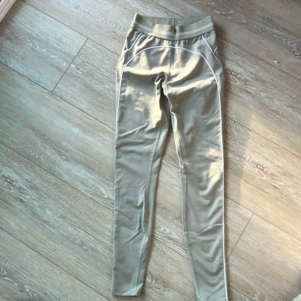 Alo alobrush heartthrob leggings in light green.